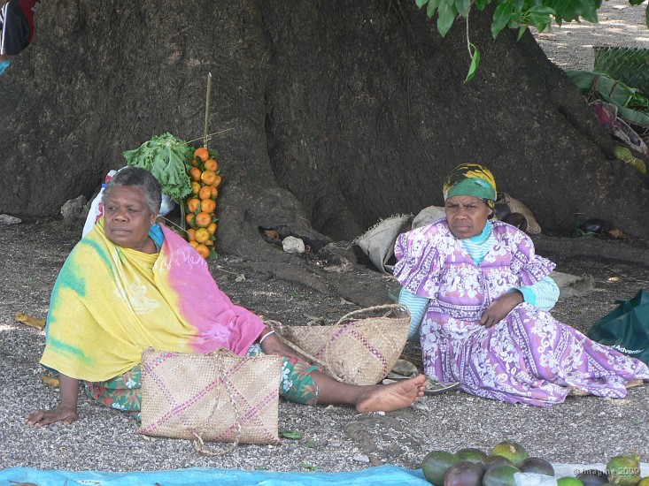 55- Vendeuses de fruits au marche de Lenakel.JPG